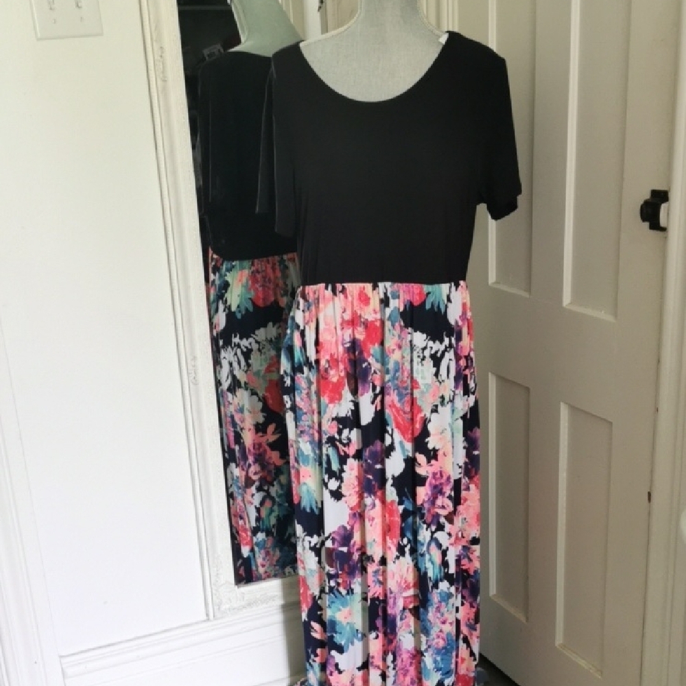 Floral plus size maxi cottagecore dress. Short sleeve with pockets. Size 2X .EUC